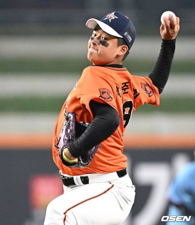 북일고 박준현이 2일 대전 한화생명 볼파크에서 열린 2025 제3회 한화 이글스배 고교·대학 올스타전에서 역투하고 있다.