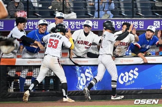 대학 올스타팀이 2일 대전 한화생명 볼파크에서 열린 2025 제3회 한화 이글스배 고교·대학 올스타전에서 득점 후 기뻐하고 있다.