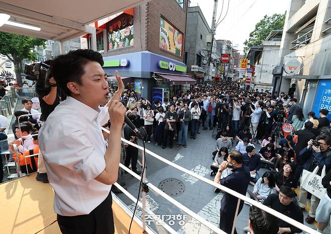 이준석 개혁신당 대선 후보가 5월 29일 서울 성북구 고려대학교 인근에서 열린 유세에서 지지를 호소하고 있다. /성동훈 기자
