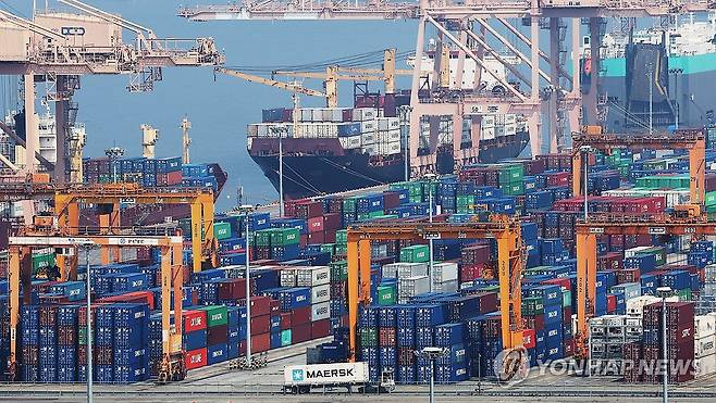한은 0.8%도 낙관적…韓 올해 성장률 0.3% 전망도 나왔다 (평택=연합뉴스) 홍기원 기자. 사진은 1일 경기도 평택항에 컨테이너가 쌓여 있는 모습. 2025.6.1 xanadu@yna.co.kr