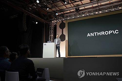 앤스로픽 개발자 행사 (샌프란시스코 AP=연합뉴스) 2025년 5월 22일 샌프란시스코에서 열린 앤스로픽의 개발자 행사 '코드 위드 클로드'에서 최고제품책임자(CPO) 마이크 크리거(가운데)가 '오푸스 4'와 '소네트 4' 인공지능(AI) 모델들을 발표하고 있다. 2025.6.2.