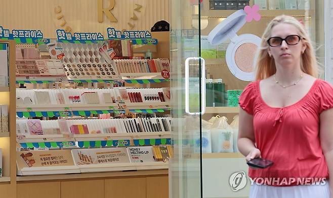 작년 화장품 생산·수출액 사상 최대 (서울=연합뉴스) 김인철 기자 = 작년 국내 화장품 생산액과 수출액이 사상 최대치 기록한 것으로 나타난 27일 서울 명동의 화장품 매장 모습.
이날 식품의약품안전처는 작년 국내 화장품 생산실적이 전년(14조5천102억원)보다 20.9% 늘어난 17조5천426억원이었으며 수출액은 20.3% 증가한 102억 달러로 집계됐다고 밝혔다. 2025.5.27 yatoya@yna.co.kr