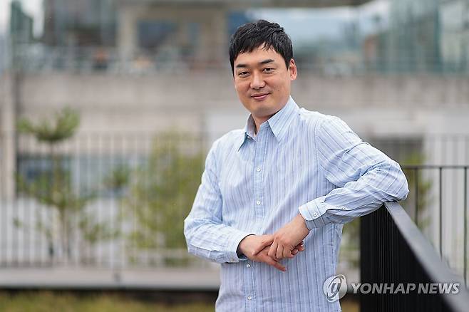 포즈 취하는 오필영 프로듀서 (서울=연합뉴스) 류효림 기자 = 뮤지컬 '보이스 오브 햄릿: 더 콘서트'의 오필영 프로듀서가 2일 서울 종로구 대학로 이모셔널씨어터에서 공동 인터뷰에 앞서 포즈를 취하고 있다. 2025.6.2 ryousanta@yna.co.kr