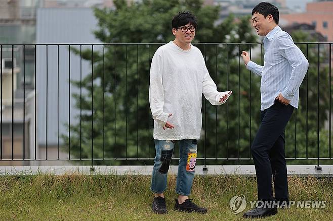 '보이스 오브 햄릿: 더 콘서트'의 오필영 프로듀서와 김성수 음악감독 (서울=연합뉴스) 류효림 기자 = 뮤지컬 '보이스 오브 햄릿: 더 콘서트' 오필영 프로듀서(오른쪽)와 김성수 음악감독이 2일 서울 종로구 대학로 이모셔널씨어터에서 공동 인터뷰에 앞서 포즈를 취하고 있다. 2025.6.2 ryousanta@yna.co.kr