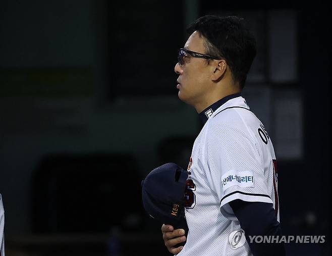 시즌 마지막 홈경기 앞둔 이승엽 감독 (서울=연합뉴스) 김도훈 기자 = 24일 서울 잠실야구장에서 열린 2024 프로야구 NC 다이노스와 두산 베어스의 경기 시작에 앞서 두산 이승엽 감독이 국민의례를 하고 있다. 2024.9.24 superdoo82@yna.co.kr