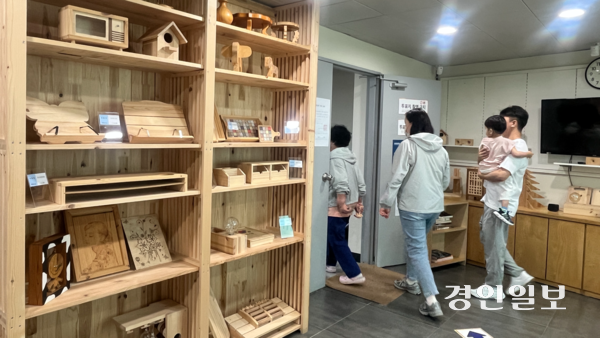 제21대 대통령 선거가 치러진 3일 시민들이 인천 미추홀구 숭의목공예센터 목공체험교실에 설치된 숭의 1·3동 투표소로 향하고 있다. 2025.6.3 /정선아기자 sun@kyeongin.com