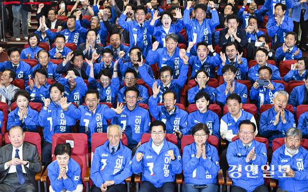제21대 대통령선거일인 3일 오후 서울 여의도 국회에 마련된 더불어민주당 개표상황실에서 박찬대 더불어민주당 상임총괄선거대책위원장을 비롯한 당 관계자들이 방송3사 출구조사 결과 발표가 나오자 기뻐하고 있다. 2025.6.3 /이지훈기자 jhlee@kyeongin.com