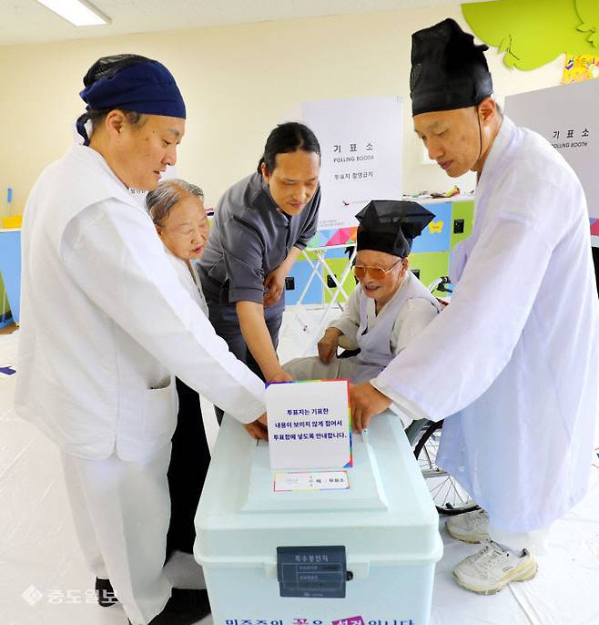 제21대 대통령선거일인 3일 논산 연산초등학교에 마련된 투표소에서 양지서당 가족들이 투표 후 인증샷을 찍고 있다. 논산=이성희 기자