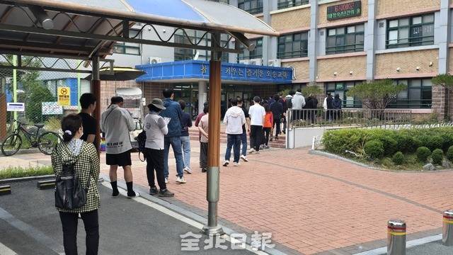 3일 오전 6시 전주시 덕진구 송천동 오송초등학교 투표소에서 유권자들이 투표를 위해 대기하고 있다. 김문경 기자