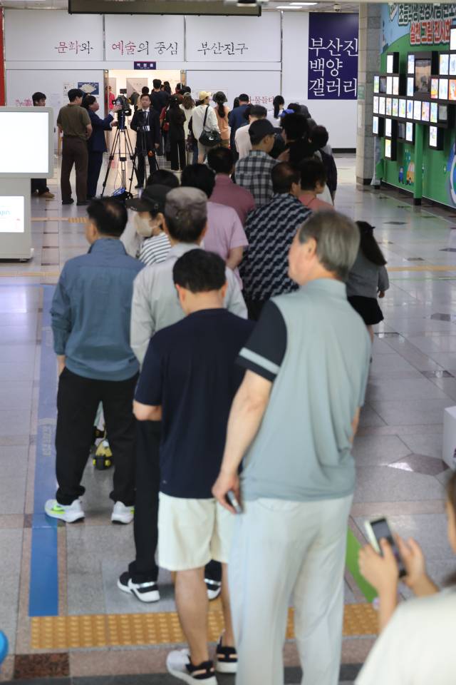 제21대 대통령 선거일인 3일 오전 부산 부산진구청에 마련된 부암1동 제4투표소에서 유권자들이 투표하기 위해 길게 줄을 서 있다. 이재찬 기자 chan@