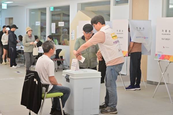 3일 오전 제주시 이도초등학교에 마련된 이도2동투표소에서 한 시각장애인이 도우미의 도움을 받고 소중한 주권을 행사했다. 고봉수 기자