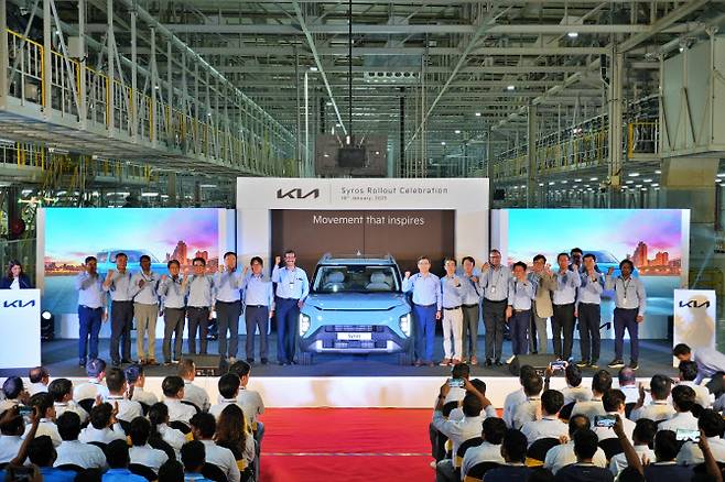 기아는 지난 1월 16일(현지시간) 인도 안드라프라데시주 인도 공장에서 콤팩트 SUV ‘시로스’ 양산 기념식을 개최했다. 송호성 기아 사장 등 임직원이 기념식을 진행하고 있다. (사진=기아)