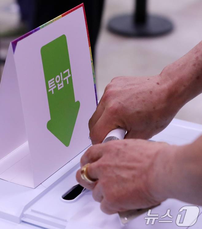 제21대 대통령 선거 사전 투표 첫날인 지난 29일 전북 전주시 서신동주민센터에 마련된 사전투표소를 찾은 한 유권자가 사전투표를 하고 있다. 2025.5.29/뉴스1 ⓒ News1 유경석 기자