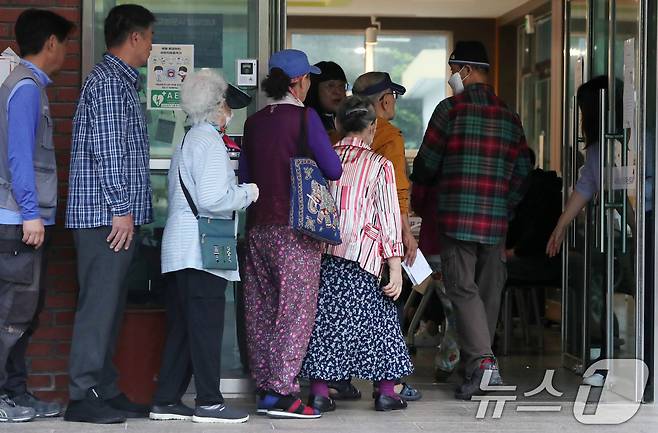 제21대 대통령 선거 투표일인 3일 전북 전주시 남중학교에 마련된 평화1동 제2투표소를 찾은 유권자들이 투표를 하기 위해 줄지어 서 있다. 2025.6.3/뉴스1 ⓒ News1 유경석 기자