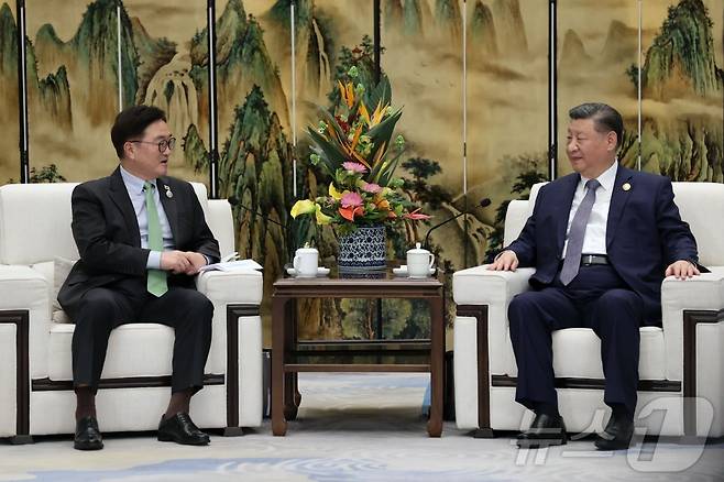 우원식 국회의장이 7일 중국 헤이룽장성 하얼빈시 타이양다오 호텔에서 시진핑 국가주석과 면담하고 있다. (국회의장실 제공) 2025.2.7/뉴스1