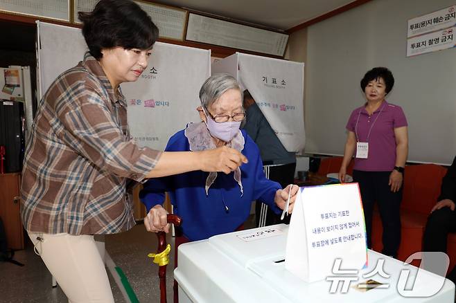 제21대 대통령선거 본투표날인 3일 오전 광주 계림 1동 제2투표소(계림경로당)에서 김정자 할머니(109)가 투표를 하고 있다. ⓒ News1 이승현 기자