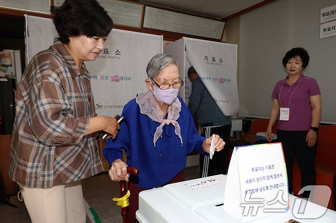 제21대 대통령선거 본투표날인 3일 오전 광주 계림 1동 제2투표소(계림경로당)에서 김정자 할머니(109)가 투표를 하고 있다. 2025.6.3/뉴스1 ⓒ News1 이승현 기자