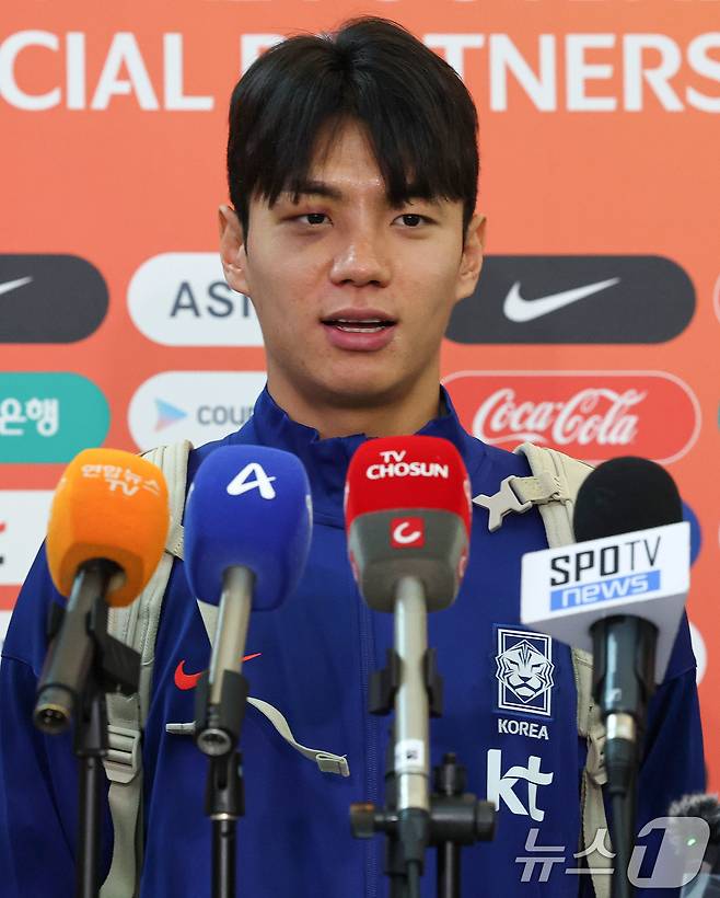 축구 국가대표팀 전진우 선수가 2일 이라크전 원정경기를 하기 위해 인천국제공항을 통해 출국하며 인터뷰를 하고 있다. 대한민국 축구대표팀은 6일 오전 3시15분(한국시간) 이라크와 2026 국제축구연맹(FIFA) 북중미 월드컵 아시아 3차 예선 B조 경기를 치른다. 2025.6.2/뉴스1 ⓒ News1 박세연 기자