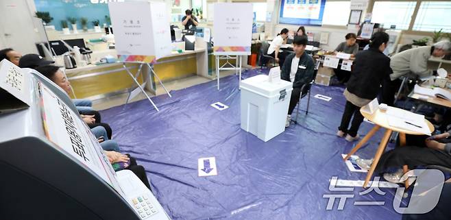 제21대 대통령 선거일인 3일 전북 전주시 성가신협 서학지점에 마련된 서서학동 제3투표소를 찾은 유권자들이 투표를 하고 있다. 2025.6.3/뉴스1 ⓒ News1 유경석 기자