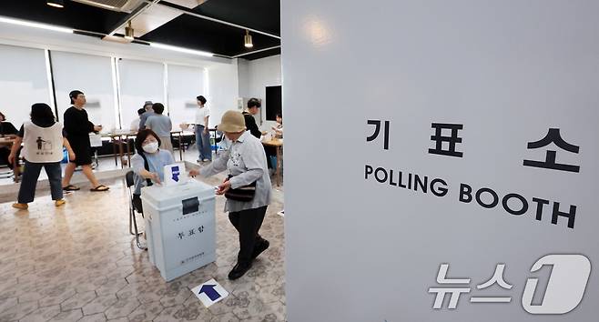 제21대 대통령 선거일인 3일 서울 서대문구 고래한입피자에 마련된 북가좌제2동 제5투표소를 찾은 유권자들이 투표하고 있다. 2025.6.3/뉴스1 ⓒ News1 김성진 기자