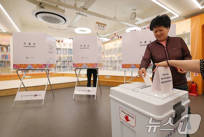 제21대 대통령 선거일인 3일 서울 강동구 북카페도서관 다독다독 고분다리시장점에 마련된 천호3동제4투표소에서 한 유권자들이 투표를 하고 있다. 2025.6.3/뉴스1 ⓒ News1 박세연 기자