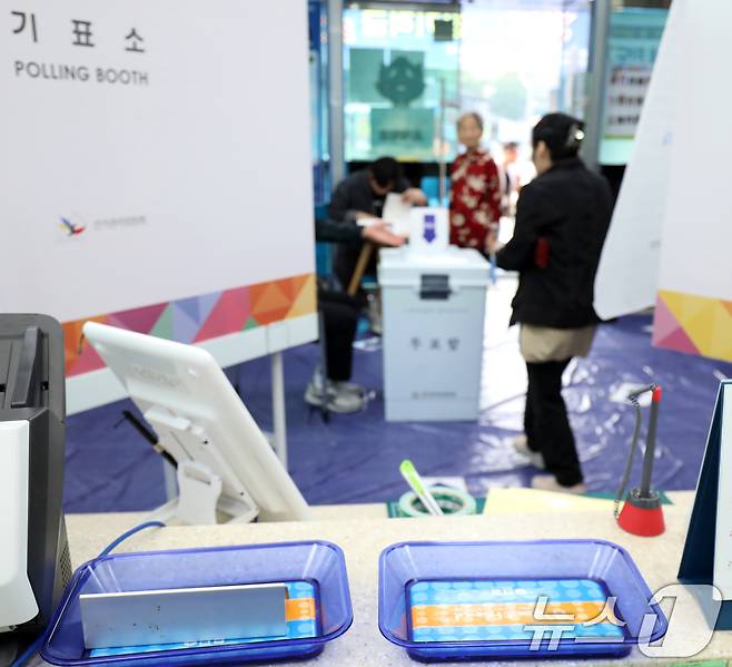 제21대 대통령 선거일인 3일 전북 전주시 성가신협 서학지점에 마련된 서서학동 제3투표소를 찾은 유권자들이 투표를 하고 있다. 2025.6.3/뉴스1 ⓒ News1 유경석 기자