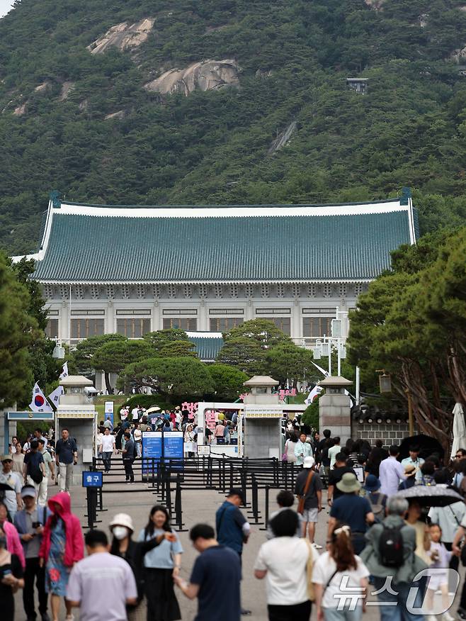 제21대 대통령 선거 투표일인 3일 서울 종로구 청와대에서 관람객들이 입장을 위해 줄을 서 있다. 2025.6.3/뉴스1 ⓒ News1 황기선 기자