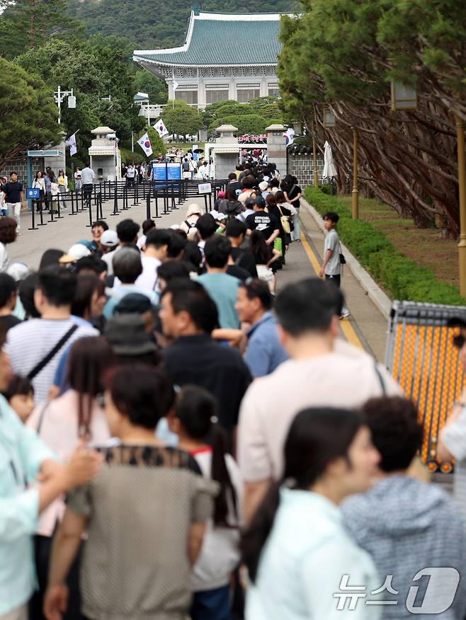 제21대 대통령 선거 투표일인 3일 서울 종로구 청와대에서 관람객들이 입장을 위해 줄을 서 있다. 2025.6.3/뉴스1 ⓒ News1 황기선 기자