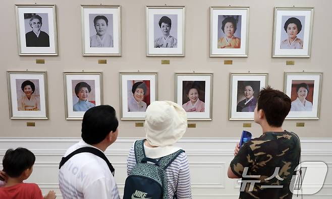 제21대 대통령 선거 투표일인 3일 서울 종로구 청와대에서 관람객들이 역대 영부인 초상화를 살펴보고 있다. 2025.6.3/뉴스1 ⓒ News1 황기선 기자