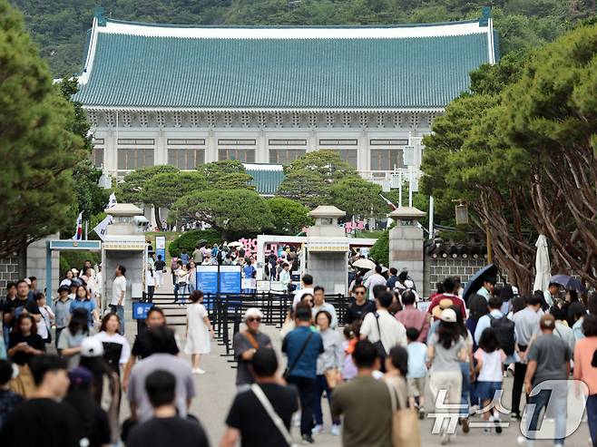 제21대 대통령 선거 투표일인 3일 서울 종로구 청와대에서 관람객들이 입장을 위해 줄을 서 있다. 2025.6.3/뉴스1 ⓒ News1 황기선 기자