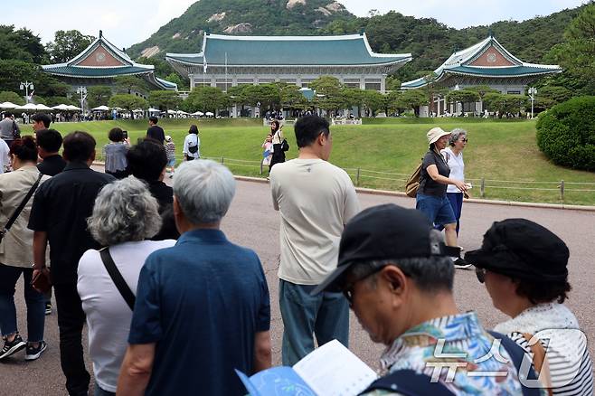 제21대 대통령 선거 투표일인 3일 서울 종로구 청와대에서 관람객들이 입장을 위해 줄을 서 있다. 2025.6.3/뉴스1 ⓒ News1 황기선 기자