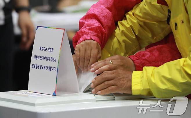 1대 대통령 선거일인 3일 오전 충북 청주시 흥덕구 대성중학교에 마련된 투표소에서 시민들이 소중한 한 표를 행사하고 있다. 2025.6.3/뉴스1 ⓒ News1 김용빈 기자