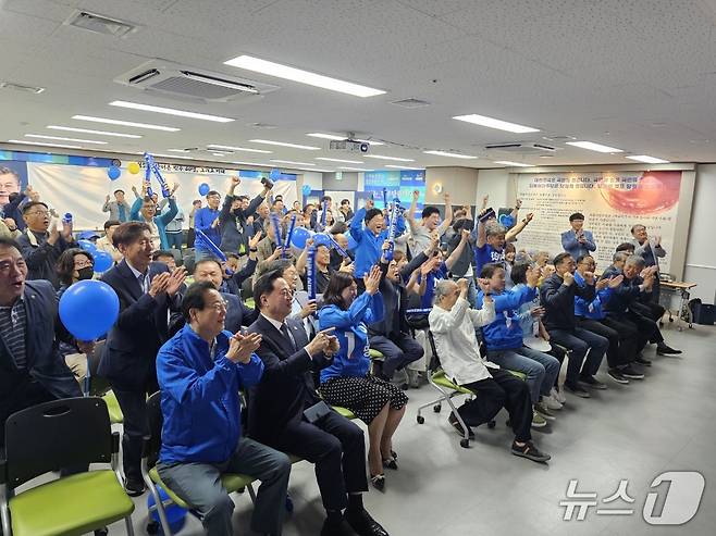 송순호 더불어민주당 경남도당 위원장을 비롯한 도당 관계자들이 3일 오후 창원시 의창구 더불어민주당 경남도당에 마련된 제21대 대통령선거 개표상황실에서 출구조사 결과가 나오자 환호하고 있다.