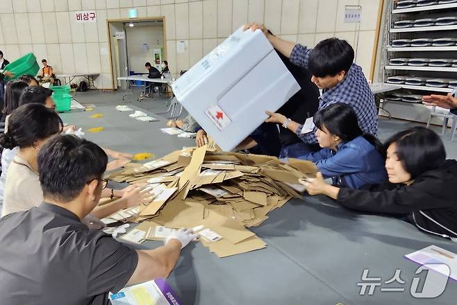 진주종합실내체육관 개표장에는 3일 오후 9시 10분부터 제21대 대통령선거 개표가 시작됐다. 2025.6.3/뉴스1 한송학기자