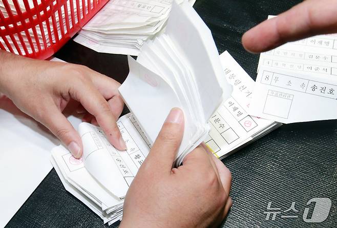 제21대 대통령 선거 개표작업이 이뤄지고 있는 3일 밤 제주시 한라체육관에서 투표관리관 사인날인이 누락된 투표지가 다수 발견됐다.2025.6.3./뉴스1