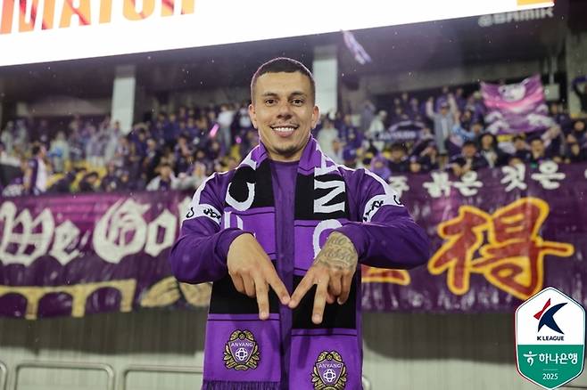 안양 마테우스가 16라운드 강원전에서 승리한 뒤 세리머니를 펼치고 있다. 사진 | 한국프로축구연맹