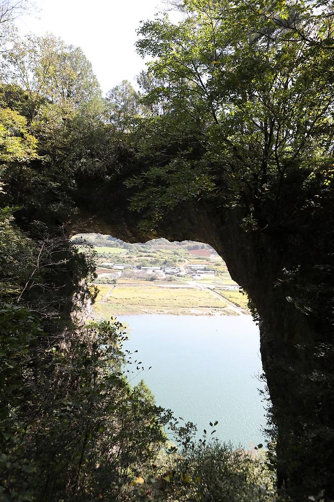 ◇석문은 도담삼봉에서 상류 쪽으로 조금만 걸어 들어가면 전망대로 이어지는 계단이 나오고, 300m가량 오르면 마주할 수 있다. 석문 사이로 보이는 풍경은 신비감을 준다. 사진제공=지엔씨21