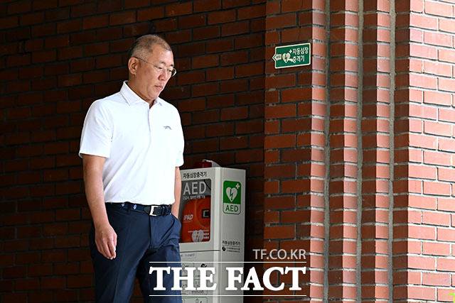 정의선 현대자동차그룹 회장이 3일 오후 서울 용산구 중부기술교육원에 마련된 한남동 제3투표소에서 제21대 대통령선거 투표를 마치고 나서고 있다. /장윤석 기자