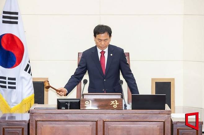 박교상 구미시의회 의장이 지난 2일 제288회 제1차 정례회 제1차 본회의를 개회 개회를 알리고 있다.