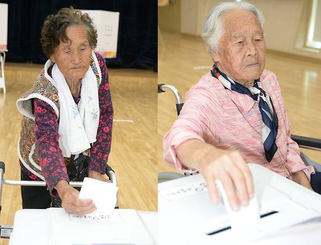 제21대 대통령선거일인 3일 오전 울산 울주군 온양읍 제1투표소에서 오무식(왼쪽),김두리(100세)어르신들이 투표를 하고 있다. /뉴시스