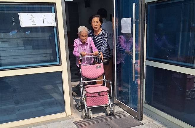 21대 대통령선거 투표일인 3일 충북 옥천군 최고령 유권자 이용금 할머니가 청산면 다목적회관에서 참정권을 행사한 후 큰 딸과 함께 투표장을 나서고 있다. 할머니의 주민등록 나이는 121세지만, 실제 나이는 그보다 적은 것으로 알려졌다. /뉴시스