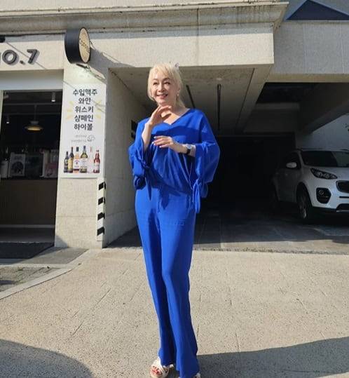 배우 박혜미가 대선일인 3일 파란색 옷을 입고 찍은 사진을 공개했다. /박해미 인스타그램