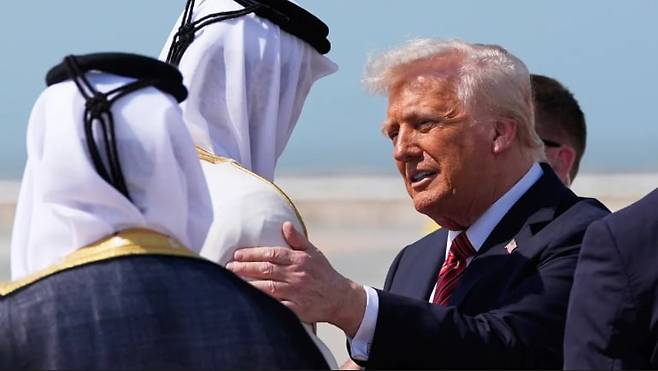 도널드 트럼프 미국 대통령이 지난 달 카타르 도하의 공항에 도착해 셰이크 타밈 빈 하마드 알사니 카타르 국왕의 영접을 받고 있다. /사진=연합뉴스