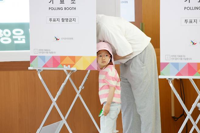 제21대 대통령선거 본투표날인 3일 오전 광주 남구 진월동 제5투표소인 백두태권도 체육관에서 유권자들이 투표를 하고 있다. /뉴스1