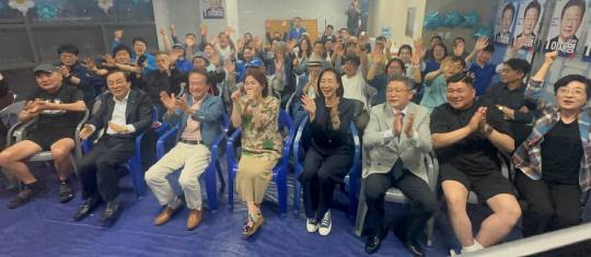 민주당 세종갑 선거대책위원회 대통령 개표 방송 시청 모습. 민주당 제공