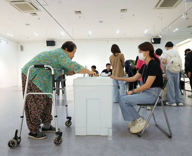 제21대 대통령 선거일인 3일 부산진구청에 마련된 부암 1동 제4투표소에서 한 어르신이 소중한 한표를 행사하고 있다. ⓒ연합뉴스