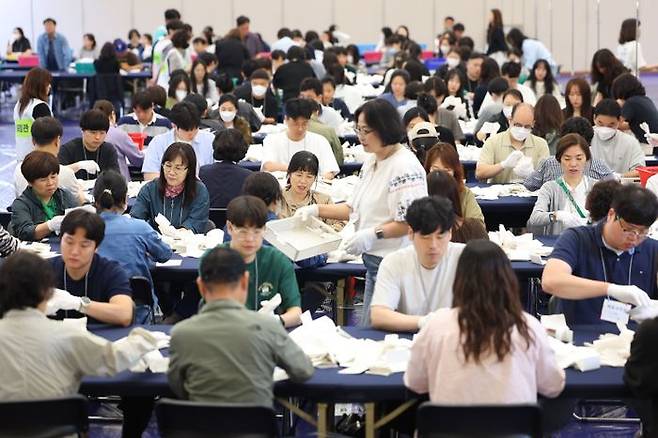 21대 대선일인 3일 서울 광진구 세종대학교 컨벤션센터에 설치된 개표소에서 개표사무원들이 표를 분류하고 있다. ⓒ연합뉴스