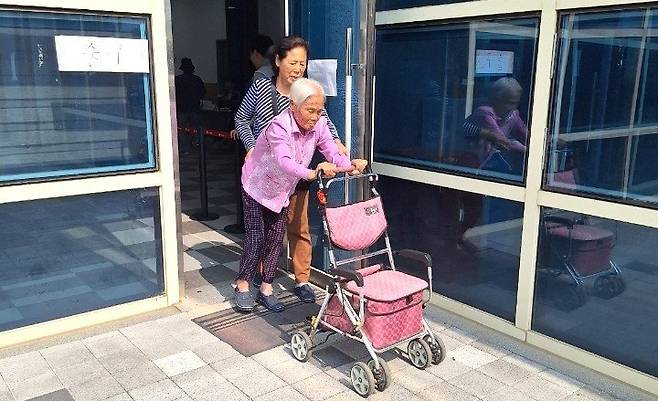 3일 오전 충북 옥천군의 최고령 유권자 이용금 할머니(121)가 청산면 다목적회관을 찾아 투표하고 귀가하고 있다. (독자 제공) /뉴스1