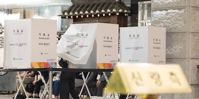 제21대 대통령 선거일인 3일 서울 구로구의 한 웨딩홀에 마련된 구로5동 제1투표소에서 유권자들이 투표하고 있다. 2025.6.3/뉴스1