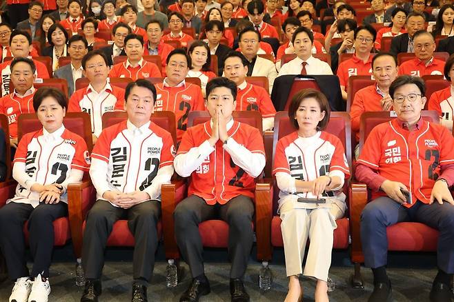 김용태 국민의힘 비상대책위원장과 권성동 원내대표를 비롯한 공동선거대책위원장들이 3일 오후 서울 여의도 국회 도서관에 마련된 제21대 대통령선거개표상황실에서 출구조사 결과를 지켜보고 있다. 2025.6.3/뉴스1